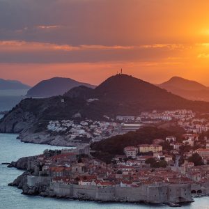 pogled na Dubrovnik ob sončnem zahodu