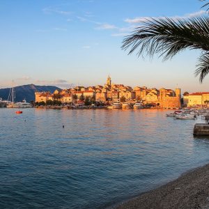 pogled na otok Korčula od daleč