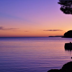 otok Lošinj - pogled od daleč ob sončnem zahodu