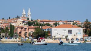 Vas Medulin z morja s stavbami in cerkvijo, Istra Hrvaška