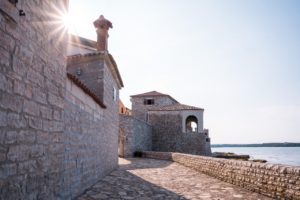 zgodovinske stavbe ob morju v Novigradu, Istra