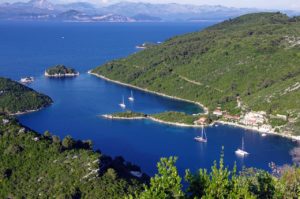 pogled s hriba na zaliv otoka Mljet na Hrvaškem