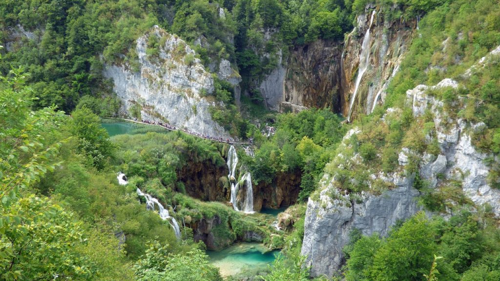 slapovi in jezera v čudoviti zeleni naravi