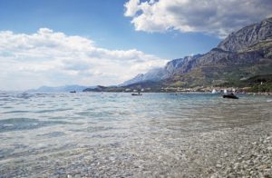 pogled s plaže ob morju na skalah v Tučepih, Hrvaška